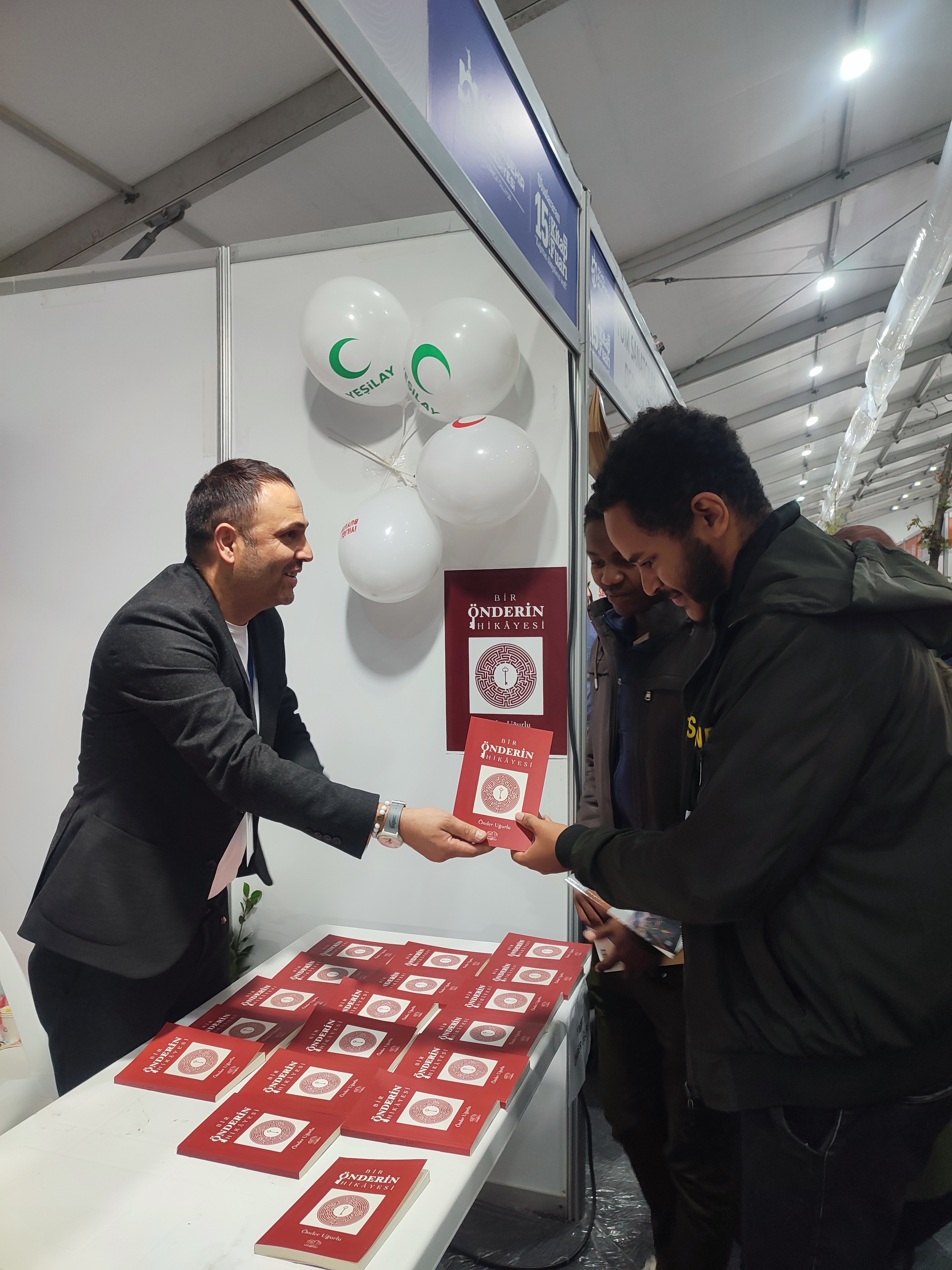 Okur buluşmasında kitap dağıtımı